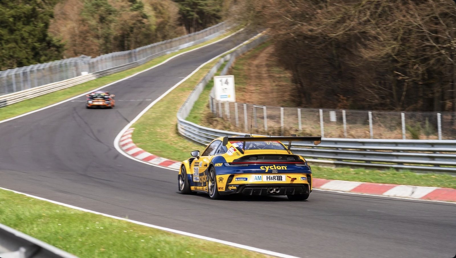 Porsche 911 GT3 Cup at NLS 3, through the corner