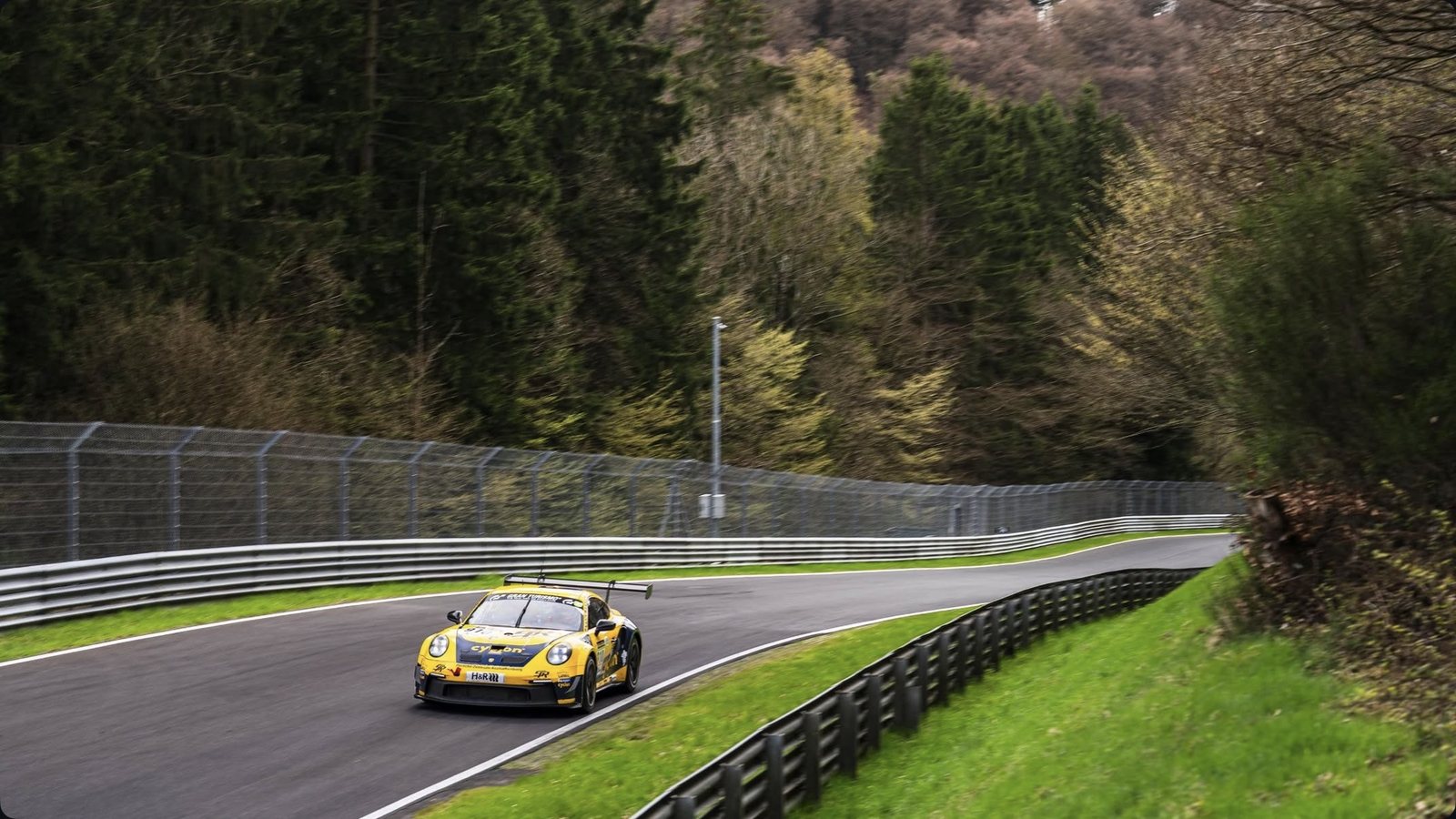 Porsche 911 GT3 Cup at NLS 3, along the fences