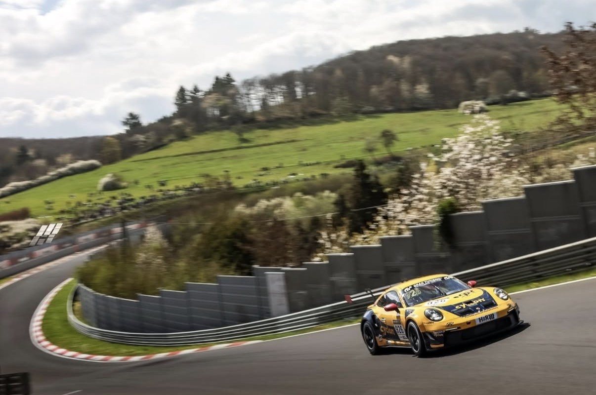 Porsche 911 GT3 Cup at NLS 3 on the kerbs